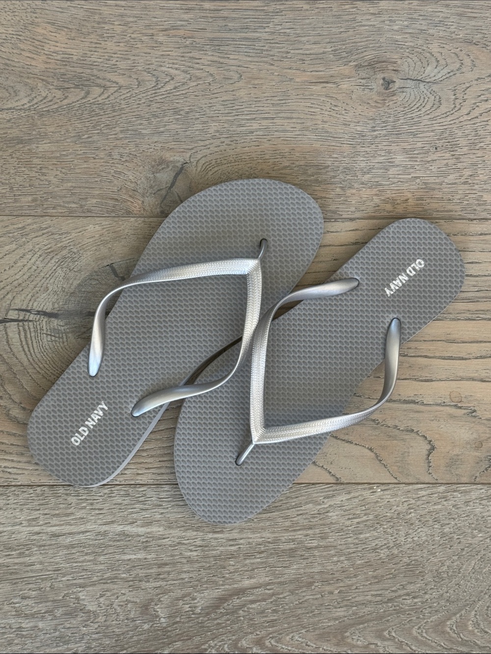 Old Navy Light Silver/Gray Flip Flop Sandals-Size 9